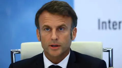 Macron sert konuştu... "Cumhuriyeti devirmeye çalışanlar!" dedi hesap sordu!