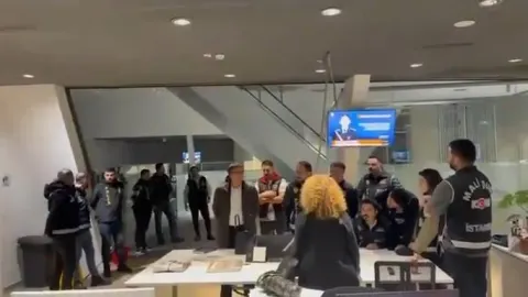 Mali şube ekipleri Halk TV binasında arama yapıyor