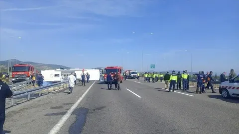 Manisa'da çekici ile tur otobüsü çarpıştı, 11 kişi hayatını kaybetti 27 kişi yaralandı