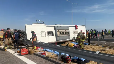 Manisa'da yolcu otobüsü ile çekici çarpıştı: 11 ölü, 27 yaralı