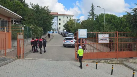 MEB, bıçaklı saldırıda 8 öğrencinin yaralandığı okulda eğitime ara verdi