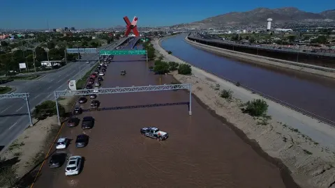 Meksika'da kasırga ve tropikal fırtınanın yol açtığı şiddetli yağışlar sonucu 6 kişi yaşamını yitirdi