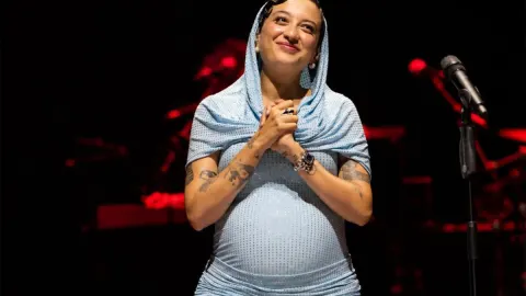 Melike Şahin anne oldu! İlk bebeğini kucağına aldı