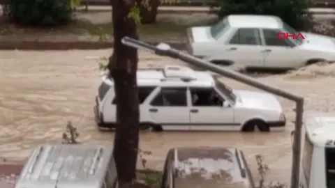 Mersin'de şiddetli sağanak: Cadde ve sokaklar göle döndü