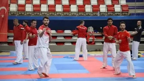 Milli Karateciler Dünya Şampiyonası İçin Polonya'ya Çıkartma Yapıyor