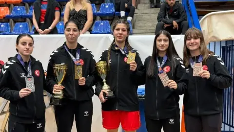 Milli sporcular, Yıldızlar Avrupa Boks Şampiyonası'nı 6 madalyayla tamamladı