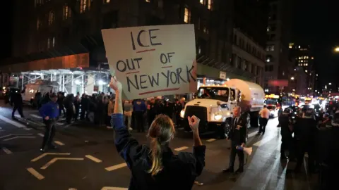 New York'ta göçmen operasyonunda yine silahlar patladı. Yüzlerce kişi sokağa çıktı