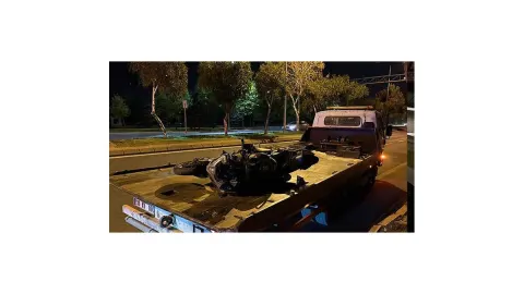 Önce otomobile sonra levhaya çarptı: 50 metre sürüklendi