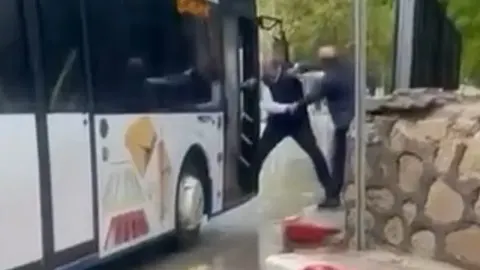 Otobüs şoförü ile kavga eden şahıs şemsiye ile saldırdı