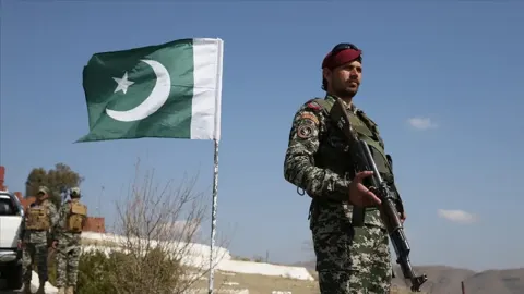 Pakistan'da OHAL kararı: Eyalet hükümeti askıya alındı