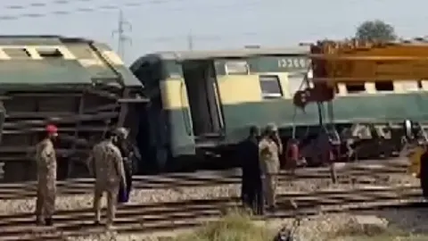 Pakistan'da yolcu treninin raydan çıkması sonucu 5 kişi öldü, 30'dan fazla kişi yaralandı