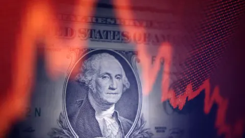 Piyasalar alarmda. Dolar son bir buçuk yılın en yüksek seviyesine çıktı