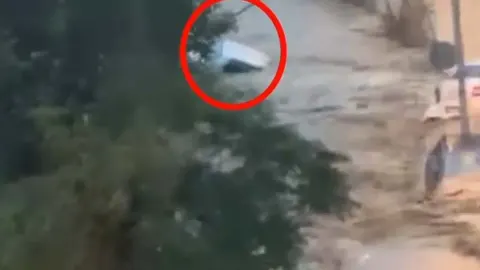 Sarıyer’de selde kayboldu. Ahmet Derin’in sürüklendiği anların görüntüsü ortaya çıktı