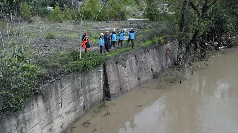 Sel faciasında kaybolan 3 kişi aranıyor