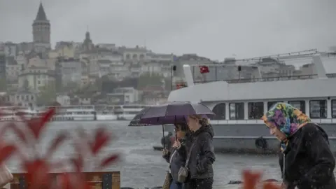Sıcaklık düşüyor, kuvvetli sağanak geliyor. İstanbul'da akşam saatlerine dikkat
