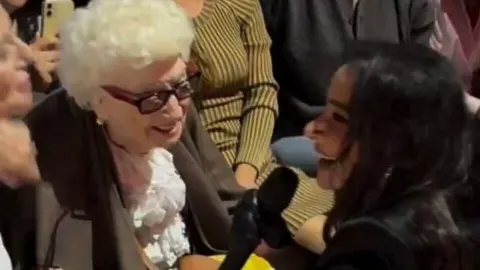Sıla'ya İzmir konserinde anneanne sürprizi