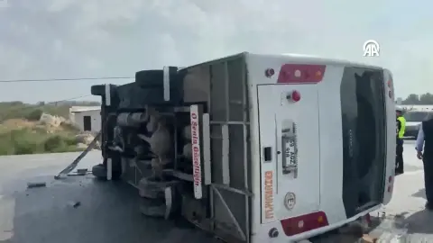 SON DAKİKA! Antalya-Isparta yolunda midibüs devrildi: 5 yaralı