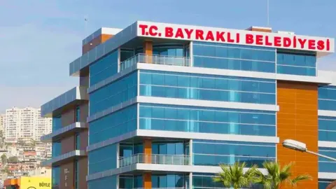 SON DAKİKA: İzmir'de Bayraklı Belediyesi'ne operasyon! 15 kişi tutuklandı: Aralarında eski başkan Serdar Sandal ve Yağız Sandal'da var...