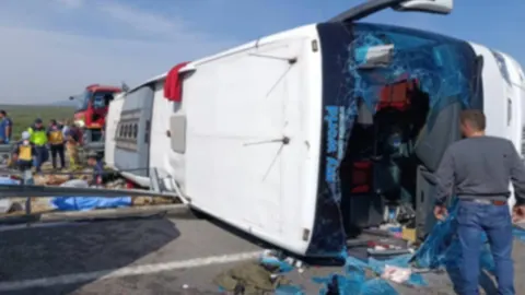 Son Dakika... Manisa'da feci kaza: Tur otobüsü ile çekici çarpıştı, çok sayıda ölü ve yaralı var!