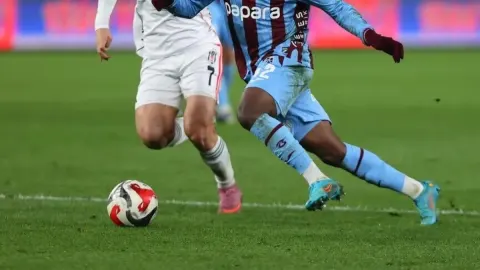 Süper Lig’de dev derbi gecesi: Trabzonspor ile Beşiktaş Papara Park’ta karşı karşıya!