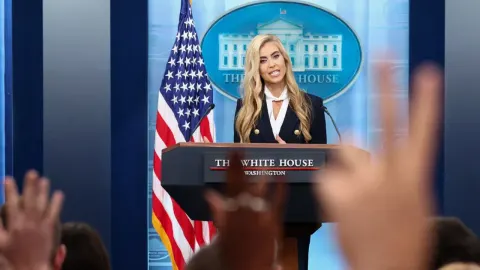 Trump'ın yeni sözcüsü Zacharia kimdir, ilk brifingde neden bocaladı?