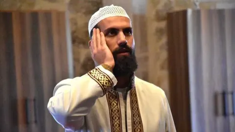 Van Kalesi'nin zirvesindeki camiden ezan sesini duyurmak için her gün binlerce adım atıyor