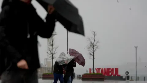 Yağmur şiddetlenecek, fırtına çıkacak. İstanbul'da bu saatlere dikkat
