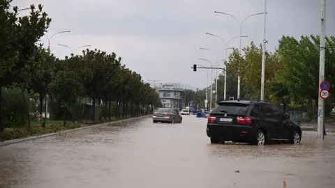 Yunanistan'da sel nedeniyle 1 kişi hayatını kaybetti, Eğriboz Adası'nda bir bölge tahliye edildi